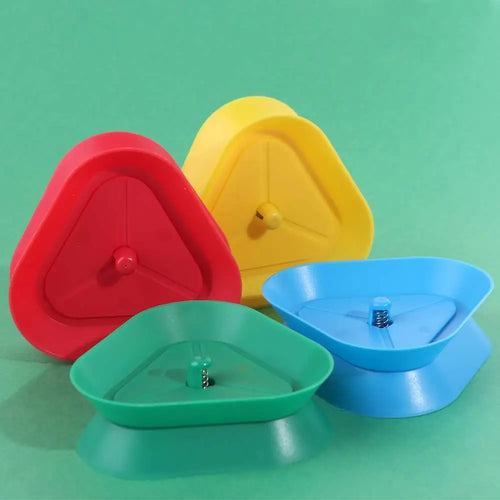 4Pcs/Set Triangle Shaped Triangular Card Holder Hands-Free Spring-loaded Lazy Person Poker Seat 4Pcs/Set Plastic